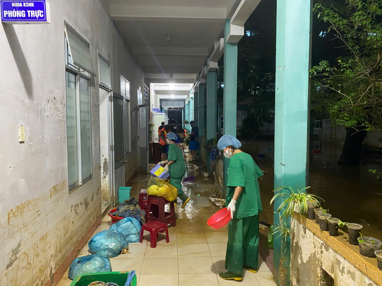 Nước rút, lực lượng vũ trang Đà Nẵng giúp dọn bùn trong đêm - Ảnh 3.