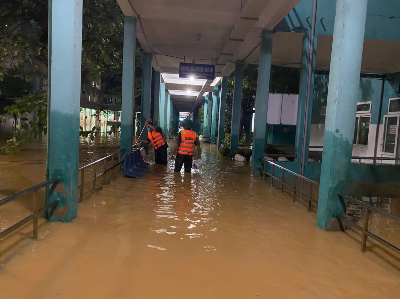 Nước rút, lực lượng vũ trang Đà Nẵng giúp dọn bùn trong đêm - Ảnh 18.