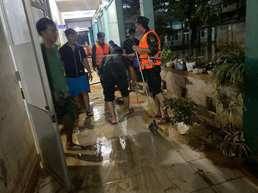 Nước rút, lực lượng vũ trang Đà Nẵng giúp dọn bùn trong đêm - Ảnh 19.