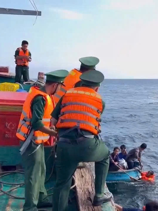 Kịp thời cứu 8 thuyền viên bị nạn trên vùng biển đặc khu Côn Đảo
