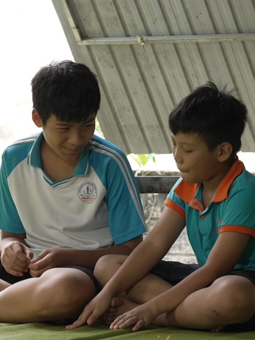 Huy Nam và anh trai sống nương tựa bà nội lớn tuổi trong căn nhà cũ kỹ
