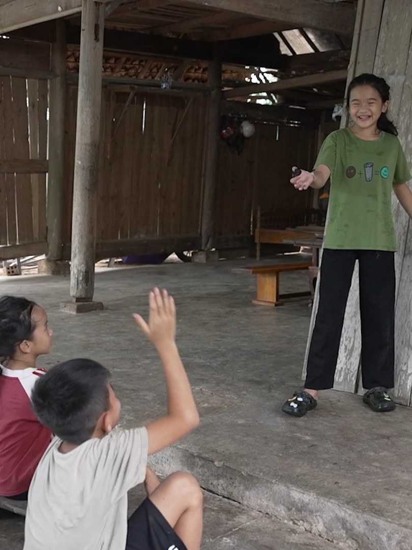 Ngôi nhà trống trải không có cửa và cô bé mồ côi Bảo Hân nằm ngủ võng