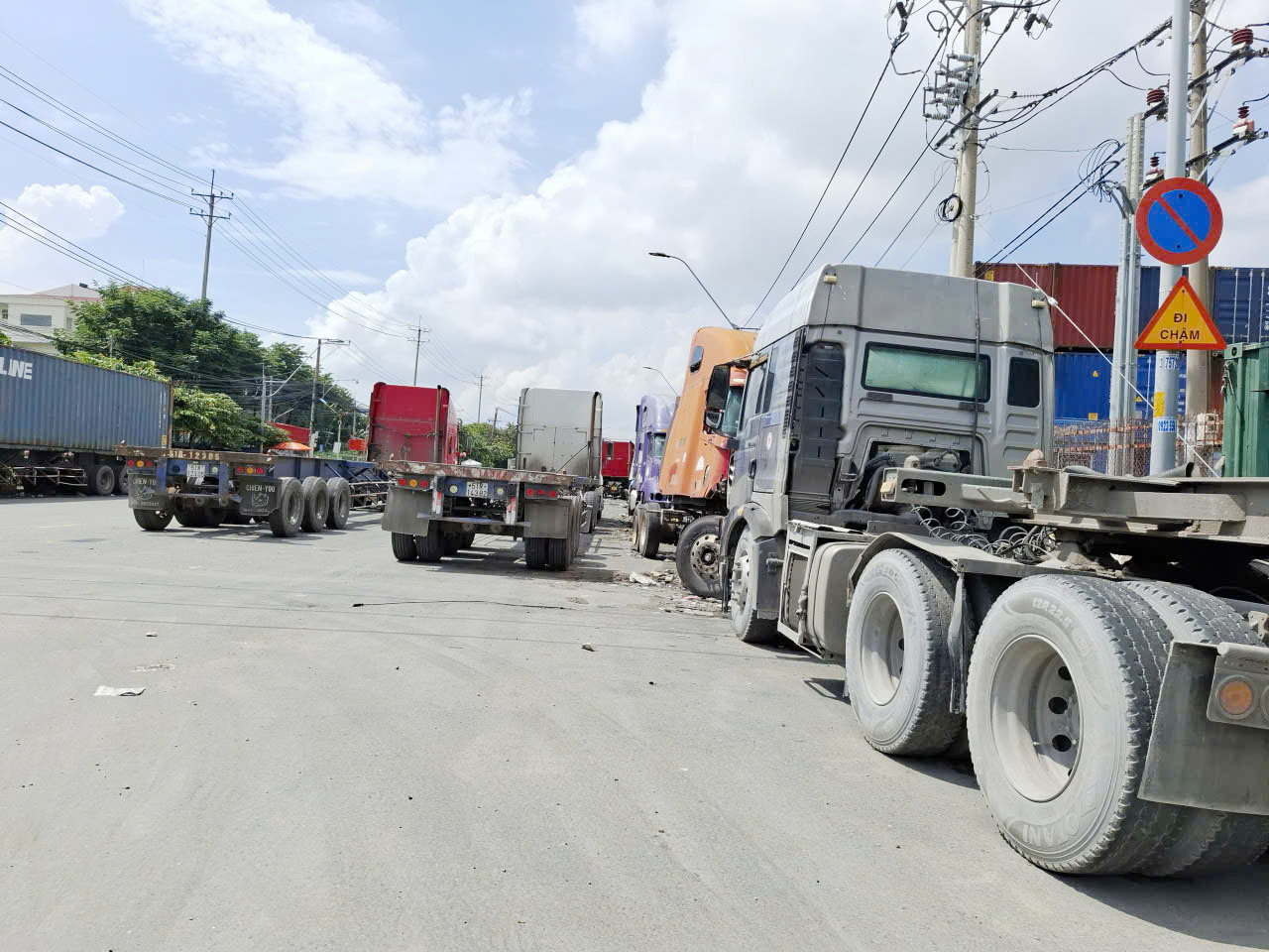 Xe tải , container đậu tràn lan tại Tân Thuận gây nguy hiểm cho giao thông - Ảnh 1. Xe tải , container đậu tràn lan tại Tân Thuận gây nguy hiểm cho giao thông - Ảnh 1.