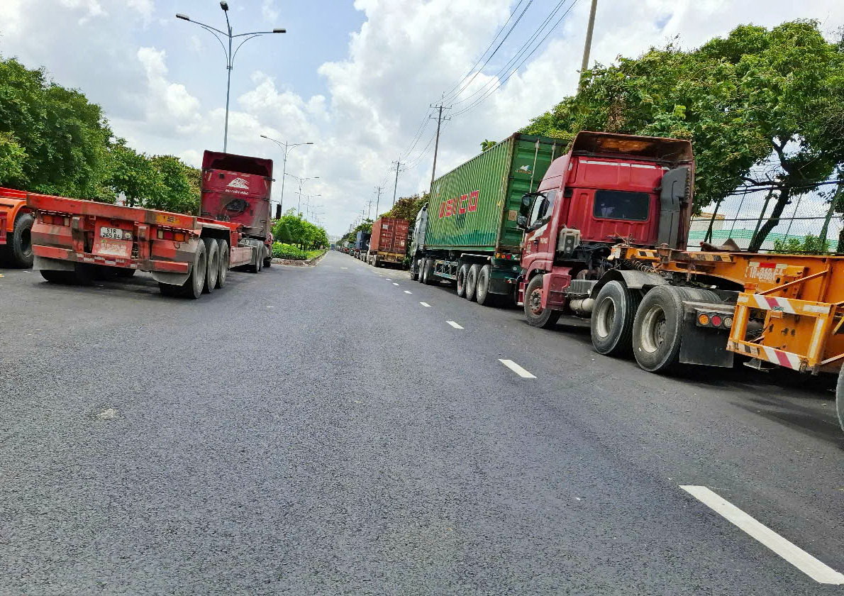 Xe tải , container đậu tràn lan tại Tân Thuận gây nguy hiểm cho giao thông - Ảnh 2. Xe tải , container đậu tràn lan tại Tân Thuận gây nguy hiểm cho giao thông - Ảnh 2.