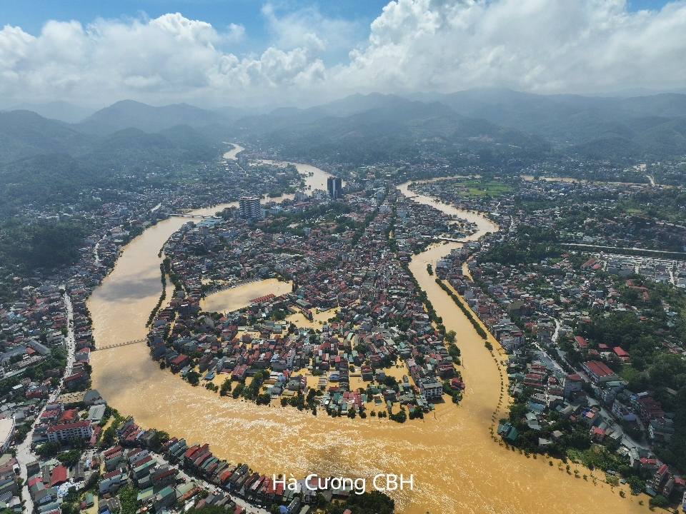 Lũ lịch sử, Cao Bằng nhìn từ trên cao chìm nghỉm trong nước - Ảnh 1.