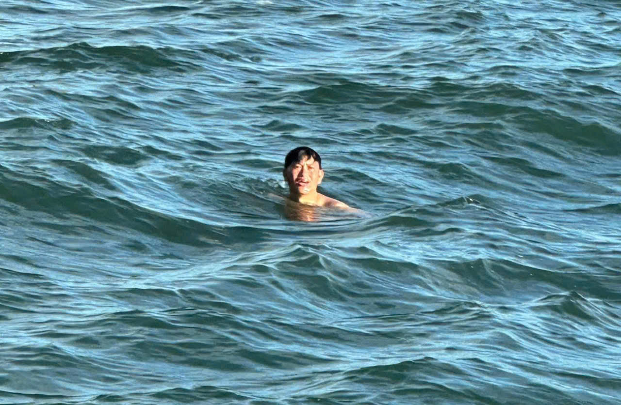 48 giờ sống sót thần kỳ trên biển: 5 lần thấy tàu, cố bơi lại cầu cứu - Ảnh 2.