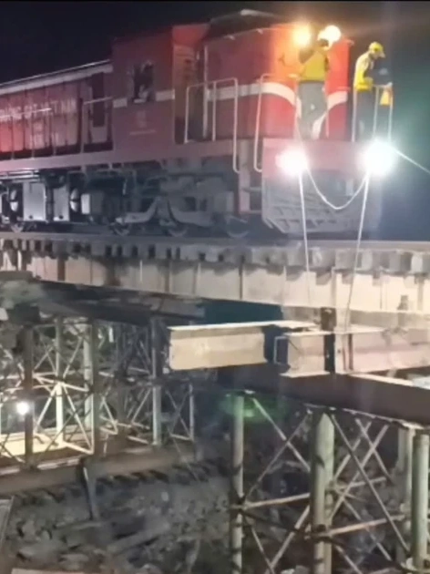 Thông tuyến đường sắt Bắc - Nam sau 4 ngày bị gián đoạn do bão số 13