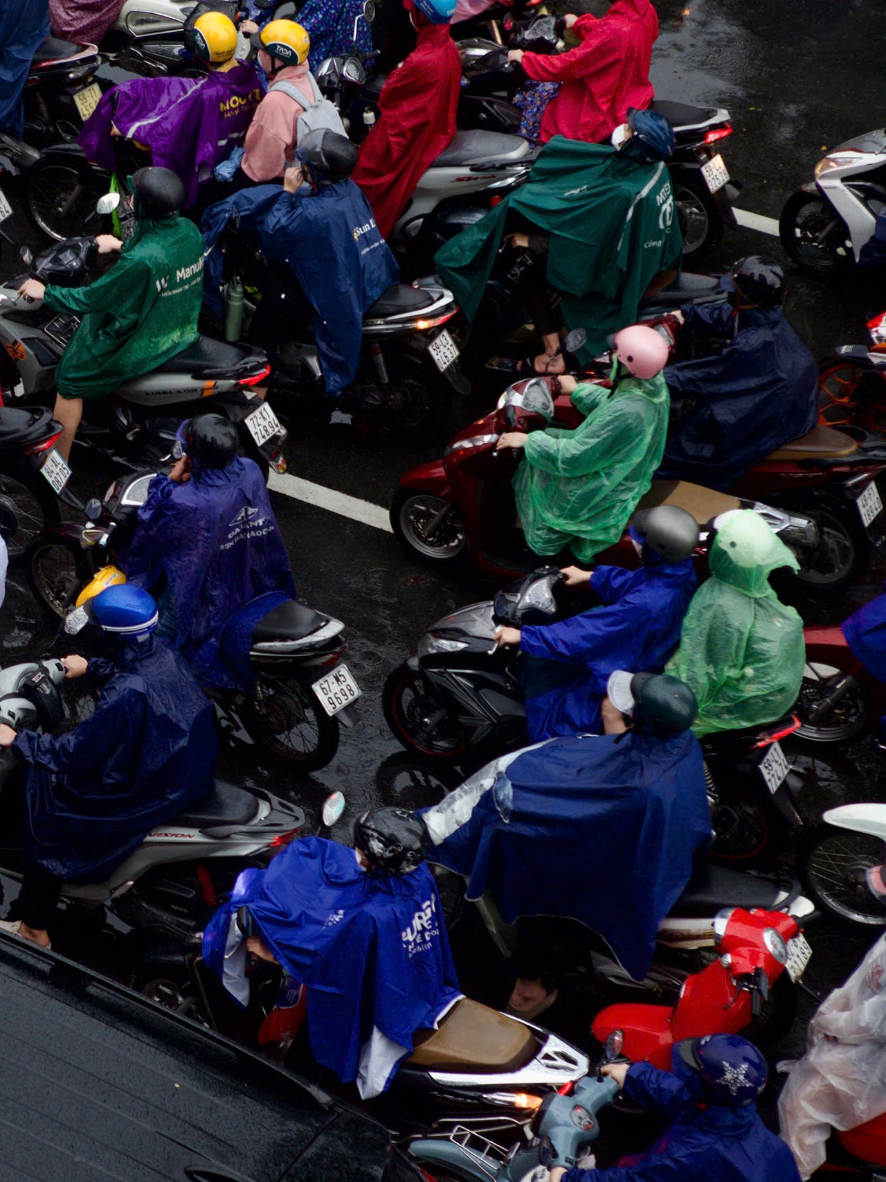 Sáng 12/11, mưa lớn khiến nhiều tuyến đường TP. Hồ Chí Minh ngập cục bộ, giao thông ùn ứ