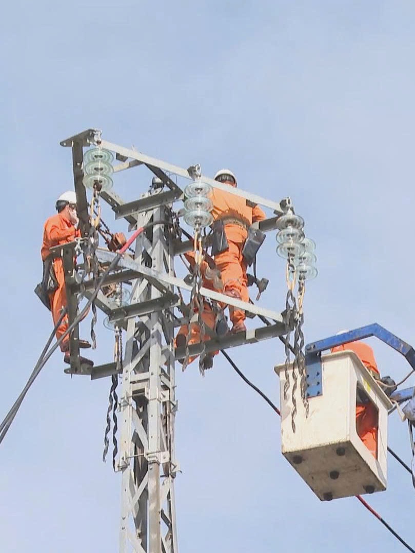 Công ty Điện lực Gia Lai nỗ lực khôi phục lưới điện sau bão số 13