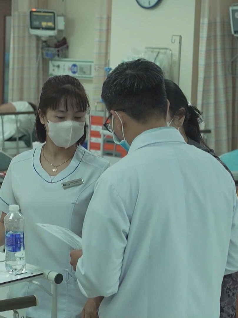 Hàng trăm người mắc cùng triệu chứng sau khi ăn bánh mì gà xé