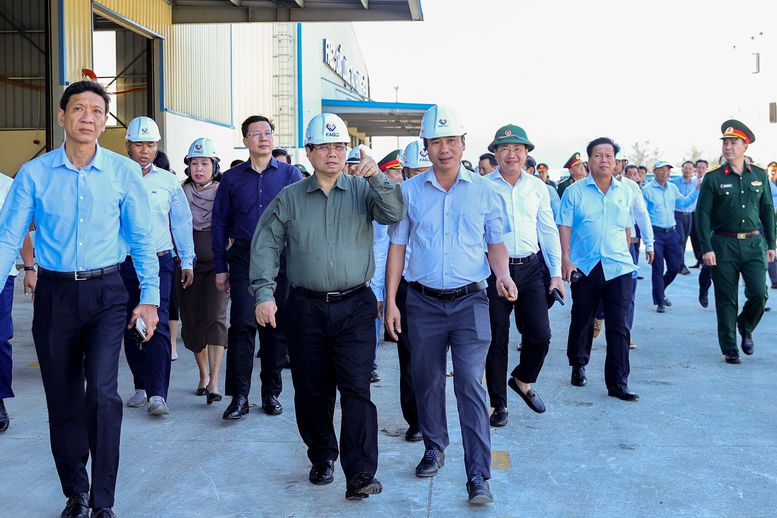 Thủ tướng thăm hỏi, động viên người dân, doanh nghiệp thiệt hại nặng nề do thiên tai, bão lũ tại Gia Lai- Ảnh 1.