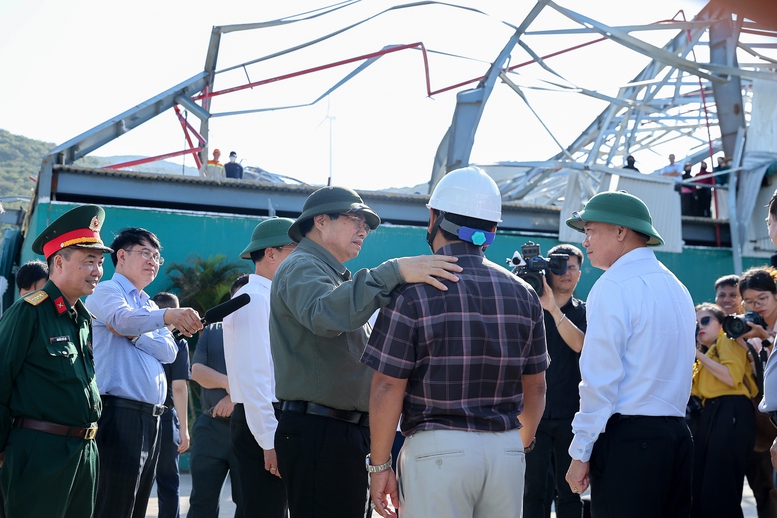 Thủ tướng thăm hỏi, động viên người dân, doanh nghiệp thiệt hại nặng nề do thiên tai, bão lũ tại Gia Lai- Ảnh 7.