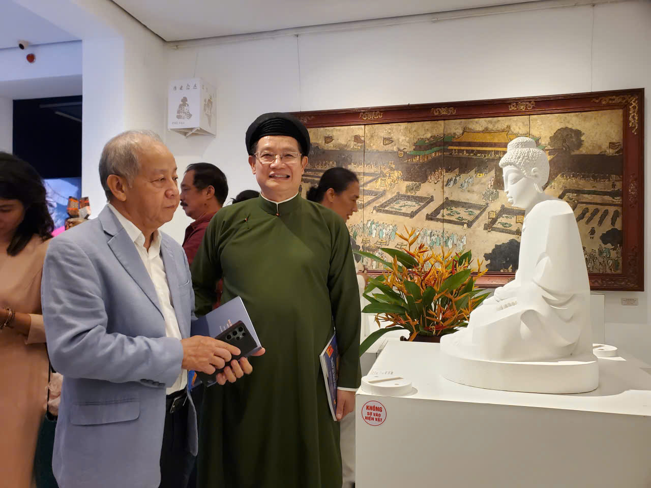 'Trình làng' loạt tác phẩm mỹ thuật quý do các nghệ sĩ danh tiếng tặng Huế- Ảnh 1. 'Trình làng' loạt tác phẩm mỹ thuật quý do các nghệ sĩ danh tiếng tặng Huế- Ảnh 1.