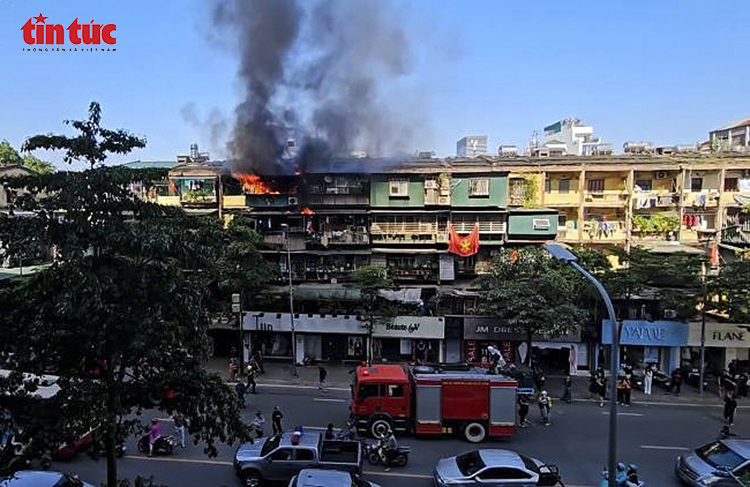 Hỏa hoạn thiêu rụi căn phòng tầng 5 khu A2 Phạm Ngọc Thạch- Ảnh 1.