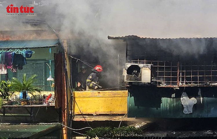 Hỏa hoạn thiêu rụi căn phòng tầng 5 khu A2 Phạm Ngọc Thạch- Ảnh 4.