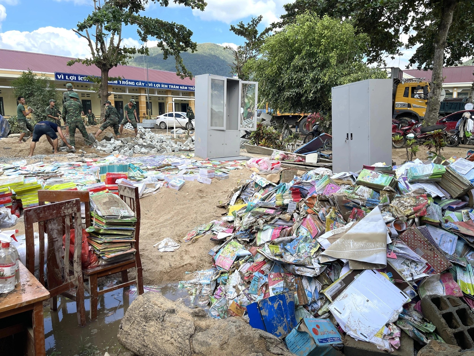 Một bộ sách thống nhất: Tìm giải pháp công bằng  thực hiện miễn phí sách giáo khoa - Ảnh 1.