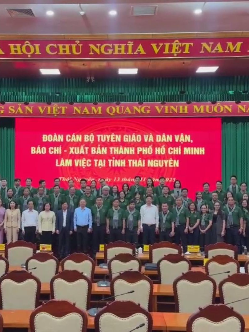 Đoàn công tác TP. Hồ Chí Minh thăm, tặng quà các hộ dân bị ảnh hưởng bởi bão lũ ở Thái Nguyên