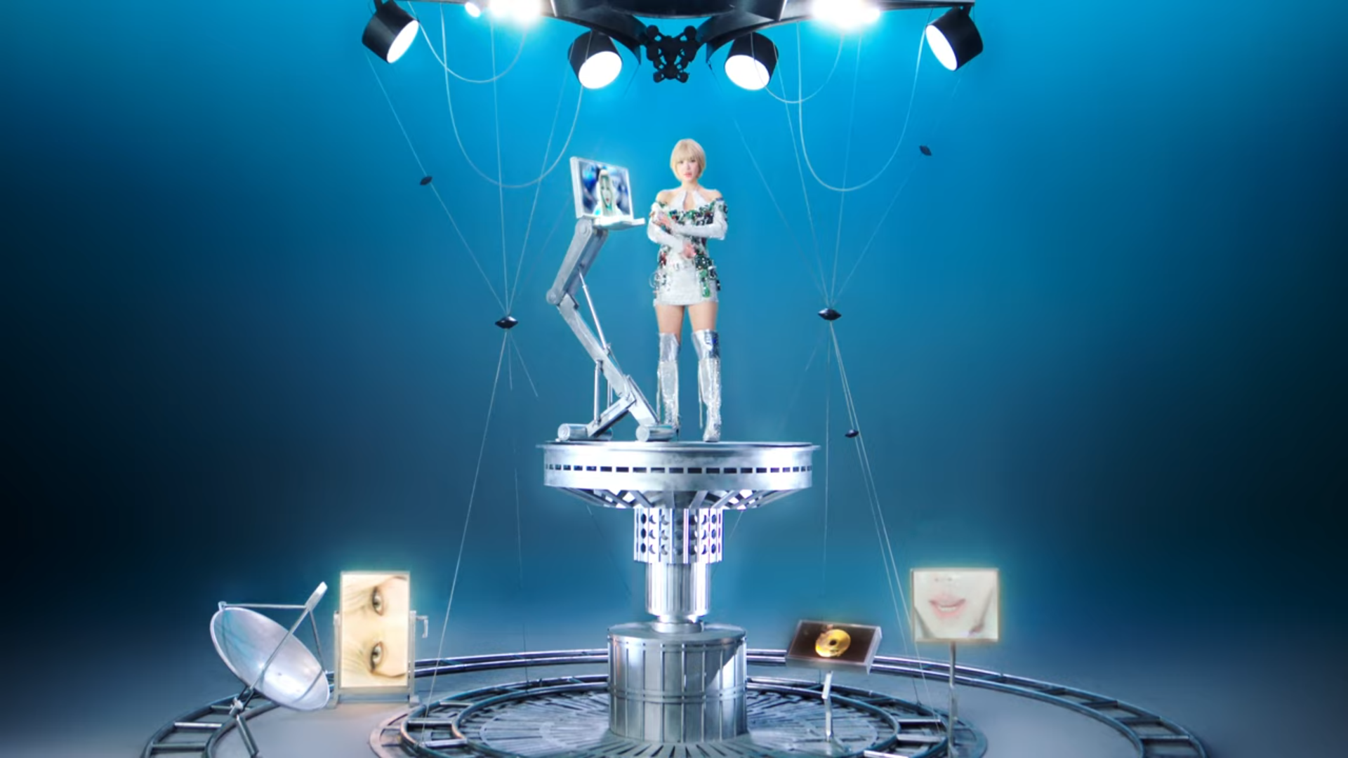 Minh Hằng ra nhạc mới, khán giả kêu 'chỉ nên làm diễn viên'- Ảnh 3. Minh Hằng ra nhạc mới, khán giả kêu 'chỉ nên làm diễn viên'- Ảnh 3.