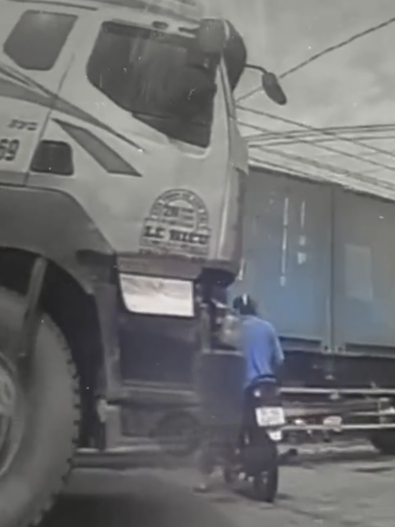 Va chạm giữa xe tải và xe máy tại ngã tư Nguyễn Thị Minh Khai - Lê Hồng Phong