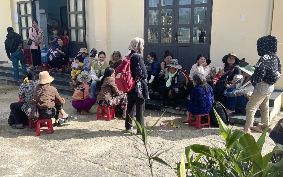 Sạt lở núi đá chảy như thác ở Đà Nẵng: Di dời khẩn cấp hàng chục hộ dân- Ảnh 1.