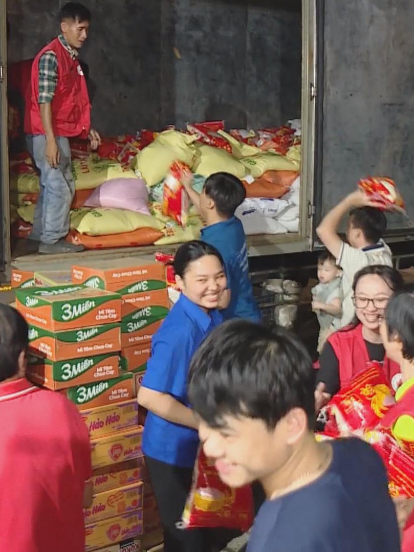 10 tấn hàng hóa được Hội Chữ thập đỏ TP. Hồ Chí Minh chuyển đến đồng bào vùng bão lũ