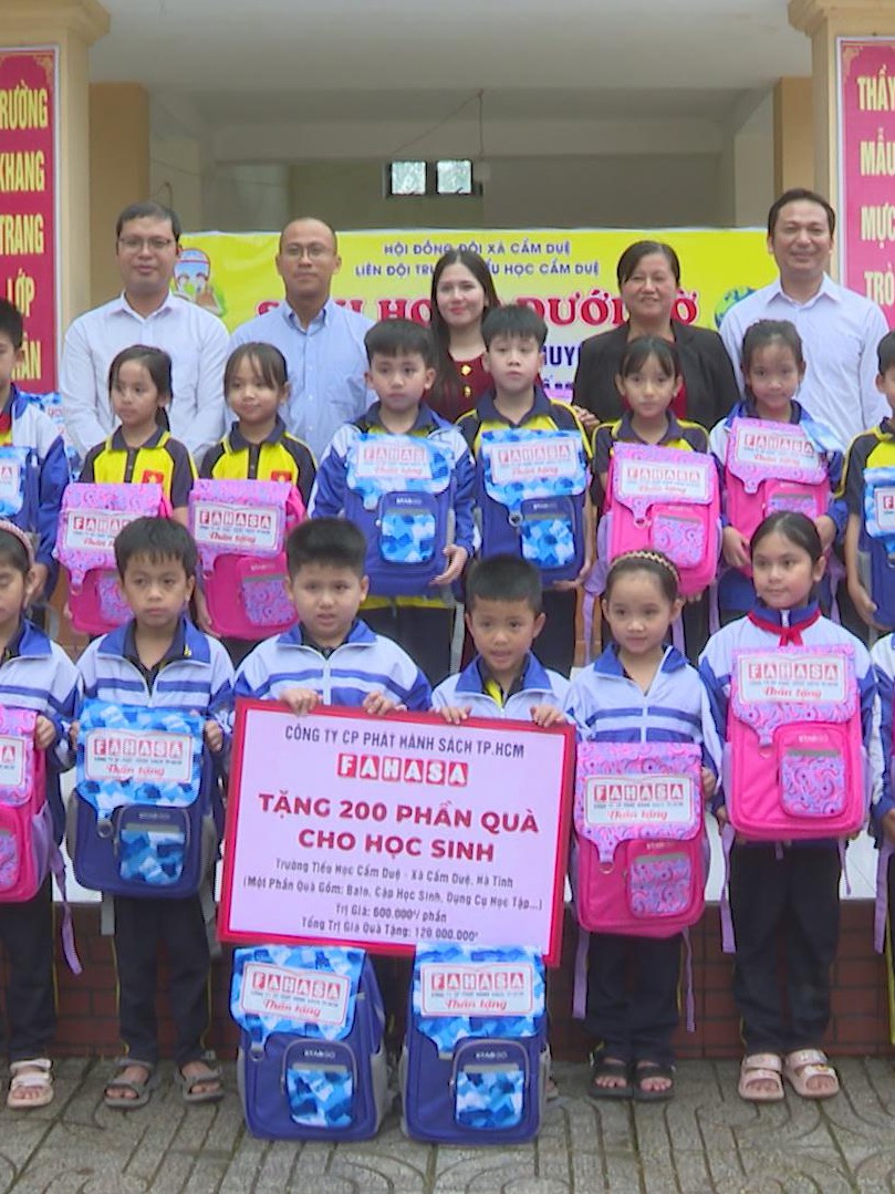 600 phần quà tiếp sức học sinh vùng lũ Nghệ An - Hà Tĩnh