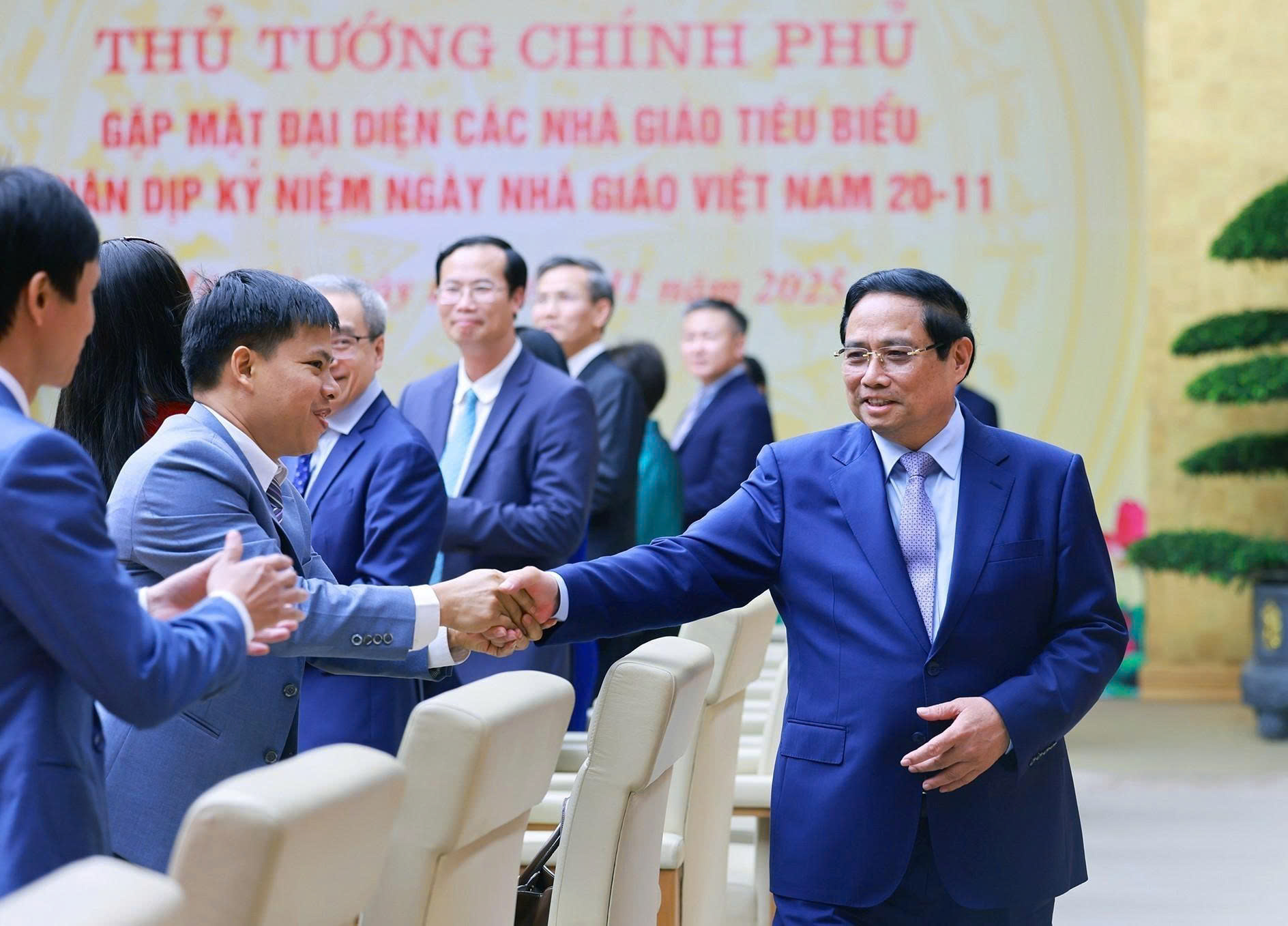 Bảo đảm lương giáo viên tương xứng với công sức cống hiến của các thầy cô - Ảnh 1. Bảo đảm lương giáo viên tương xứng với công sức cống hiến của các thầy cô - Ảnh 1.