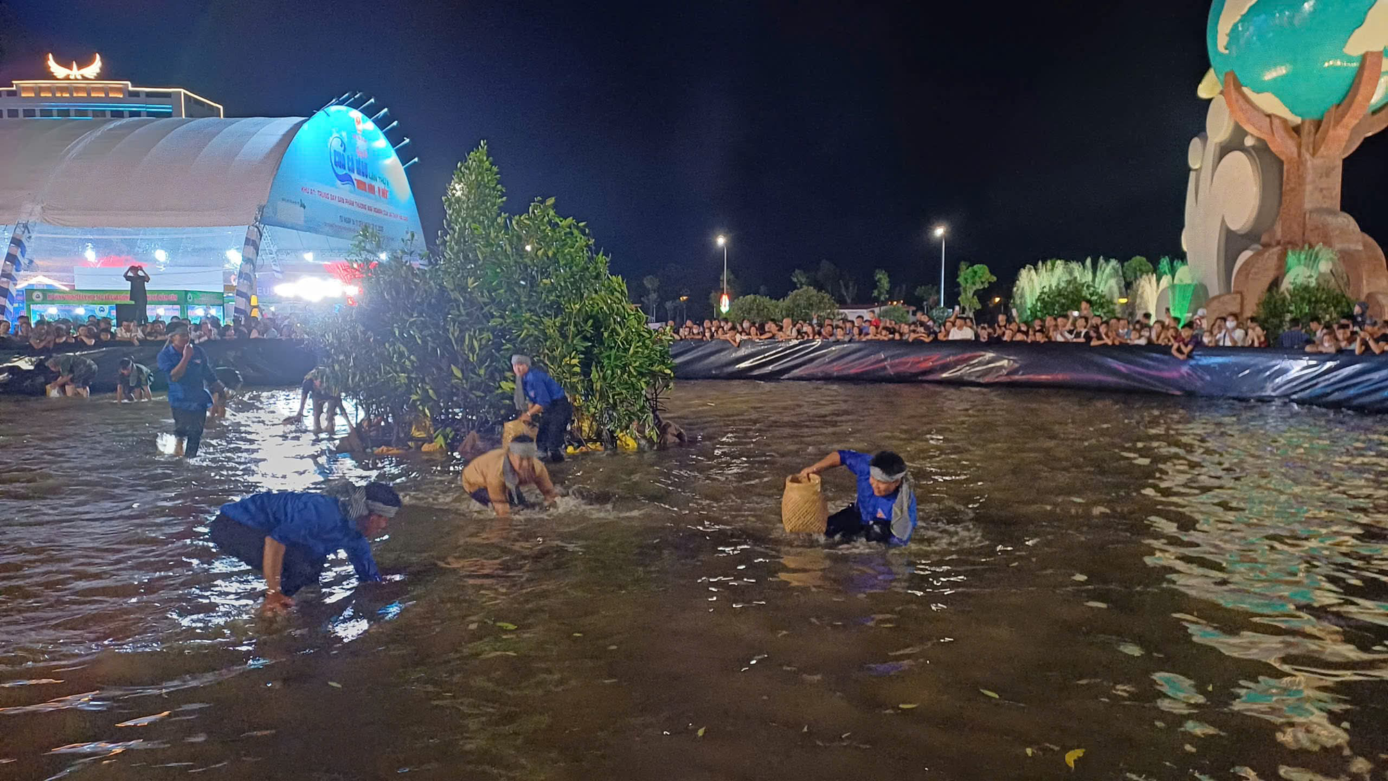 Cà Mau: Độc đáo cuộc thi mò cua giữa quảng trường- Ảnh 2. Cà Mau: Độc đáo cuộc thi mò cua giữa quảng trường- Ảnh 2.