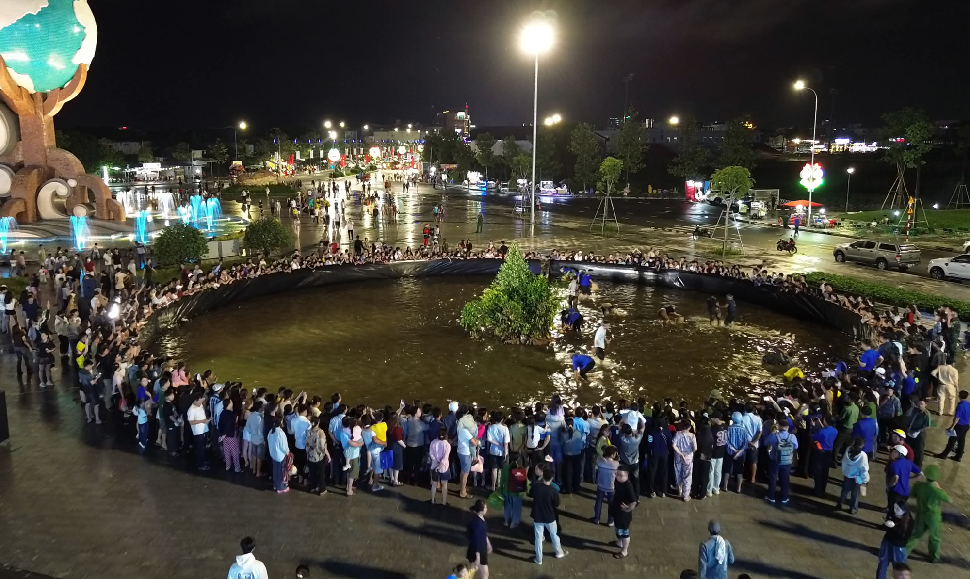 Cà Mau: Độc đáo cuộc thi mò cua giữa quảng trường- Ảnh 5. Cà Mau: Độc đáo cuộc thi mò cua giữa quảng trường- Ảnh 5.