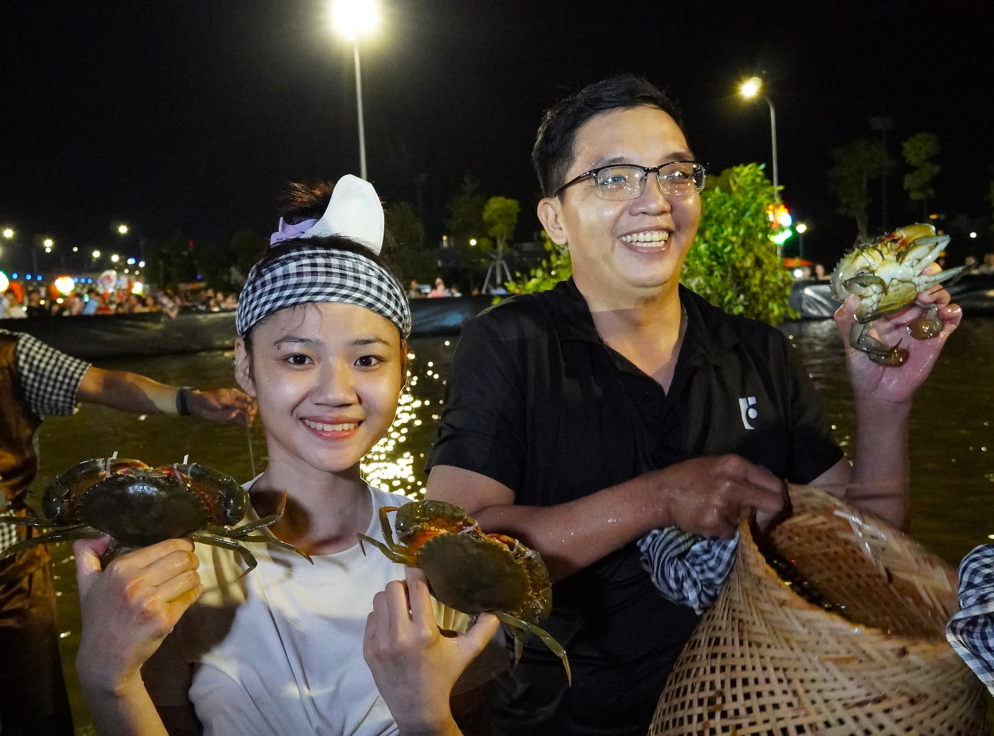 Cà Mau: Độc đáo cuộc thi mò cua giữa quảng trường- Ảnh 3. Cà Mau: Độc đáo cuộc thi mò cua giữa quảng trường- Ảnh 3.