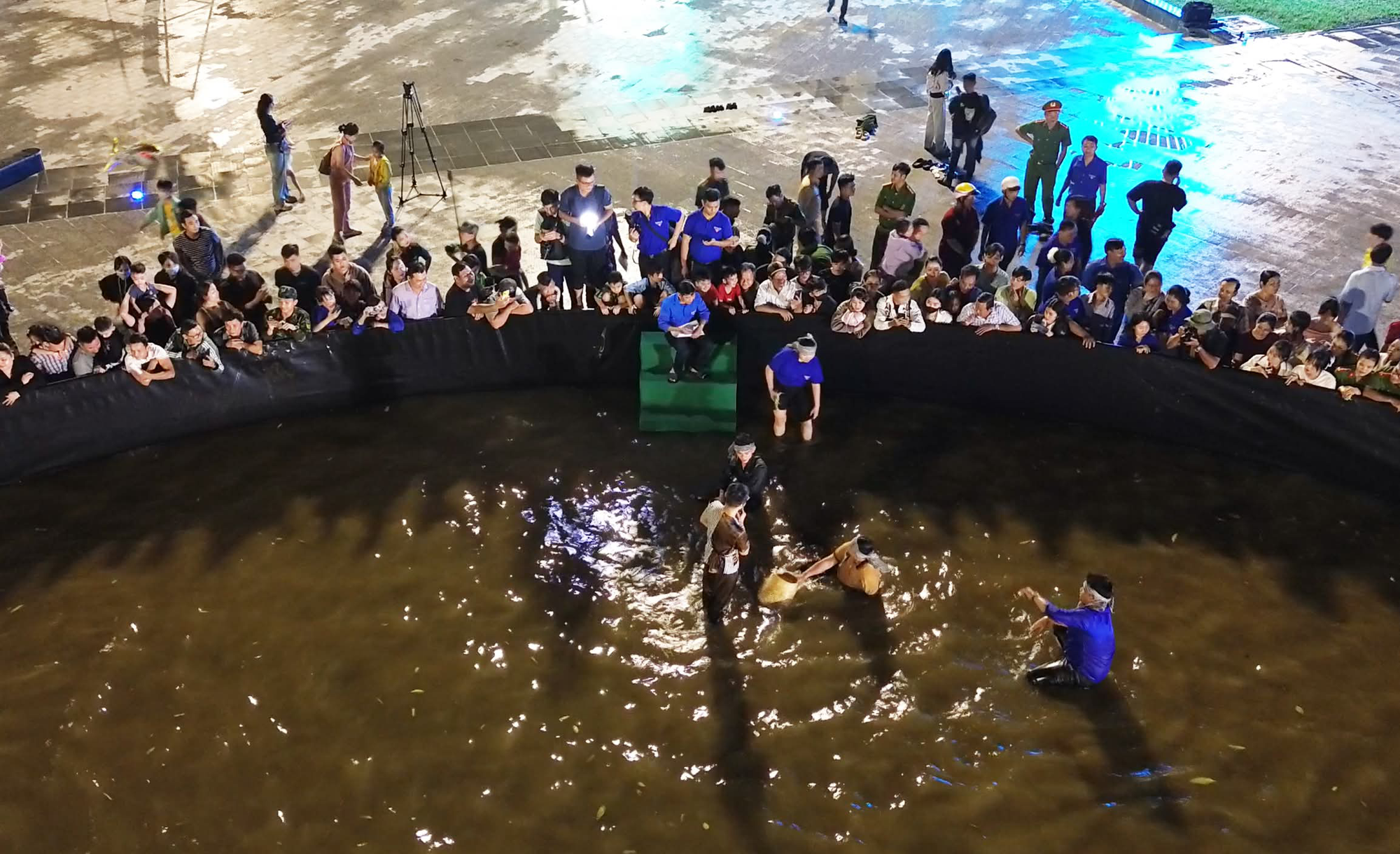 Cà Mau: Độc đáo cuộc thi mò cua giữa quảng trường- Ảnh 6. Cà Mau: Độc đáo cuộc thi mò cua giữa quảng trường- Ảnh 6.