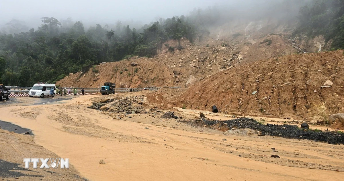 Mưa lũ tại miền Trung-Tây Nguyên gây thiệt hại nặng nề, nhiều người mất tích