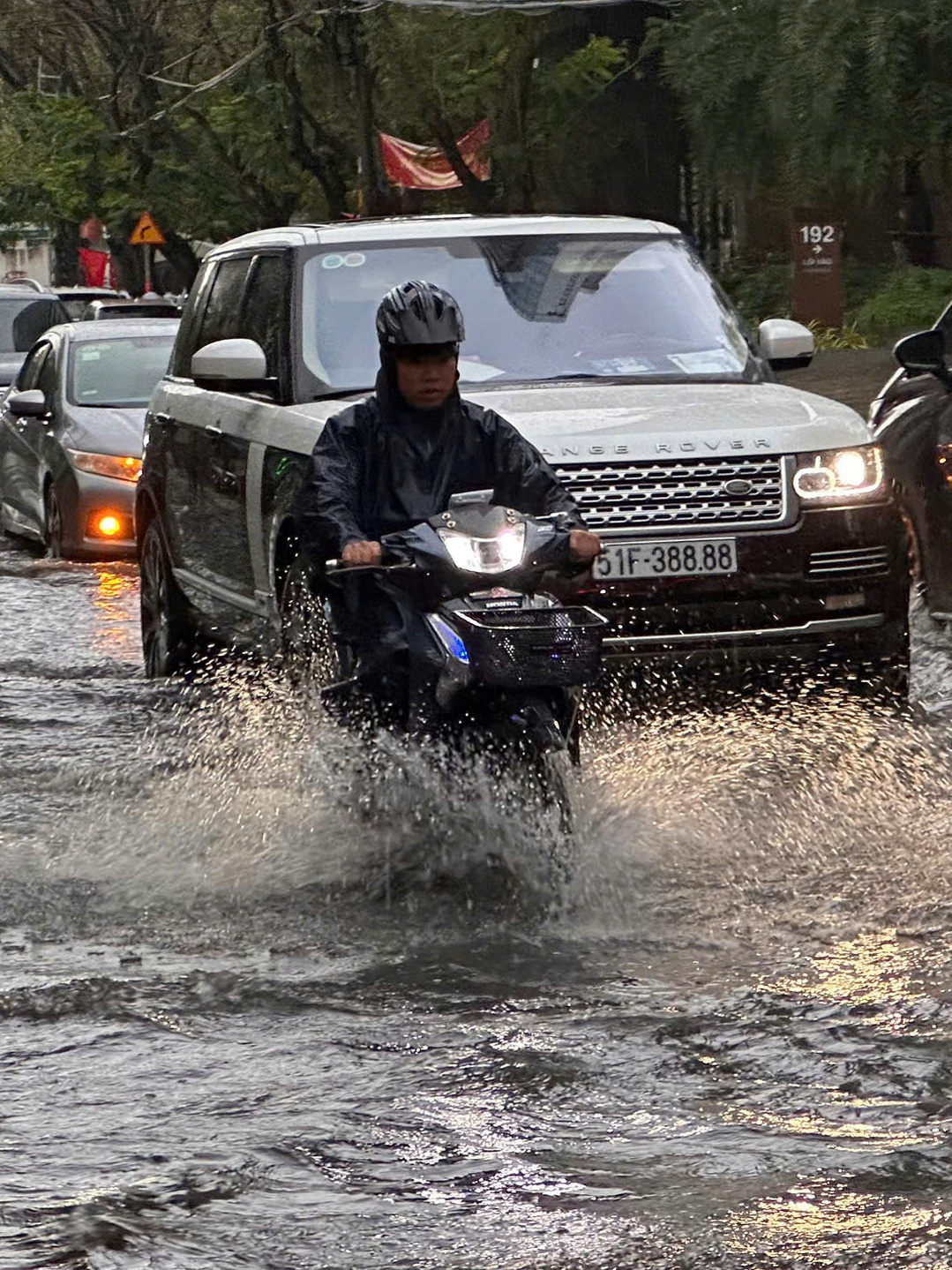 Triều cường lên nhanh tại TP. Hồ Chí Minh: Hai tuyến đường ở Thảo Điền ngập sâu từ sáng sớm