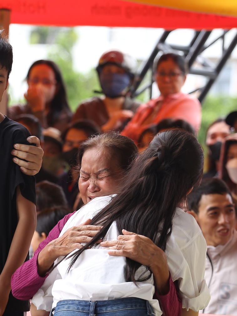 Chuyện người bà gãy tay, bệnh tim tần tảo nuôi cháu - Mái ấm gia đình Việt