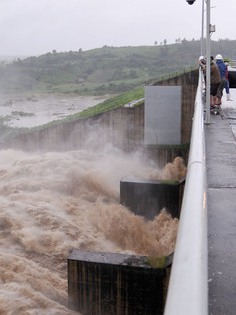 Thủy điện xả lũ về hạ du với lưu lượng gần 9.800 mét khối/giây