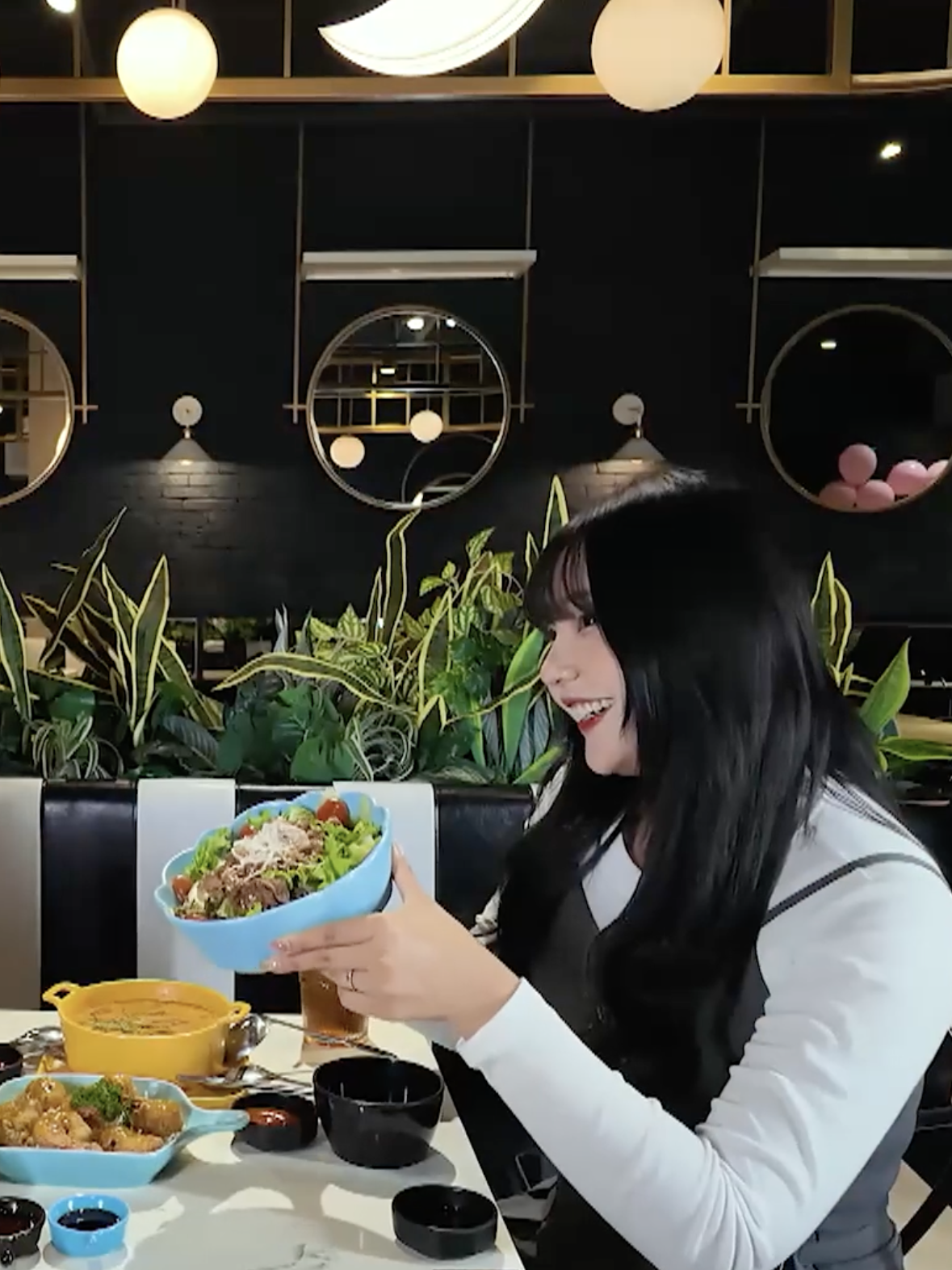 Quán ăn hạnh phúc: Du lịch ẩm thực thế giới với "tour guide" trẻ măng