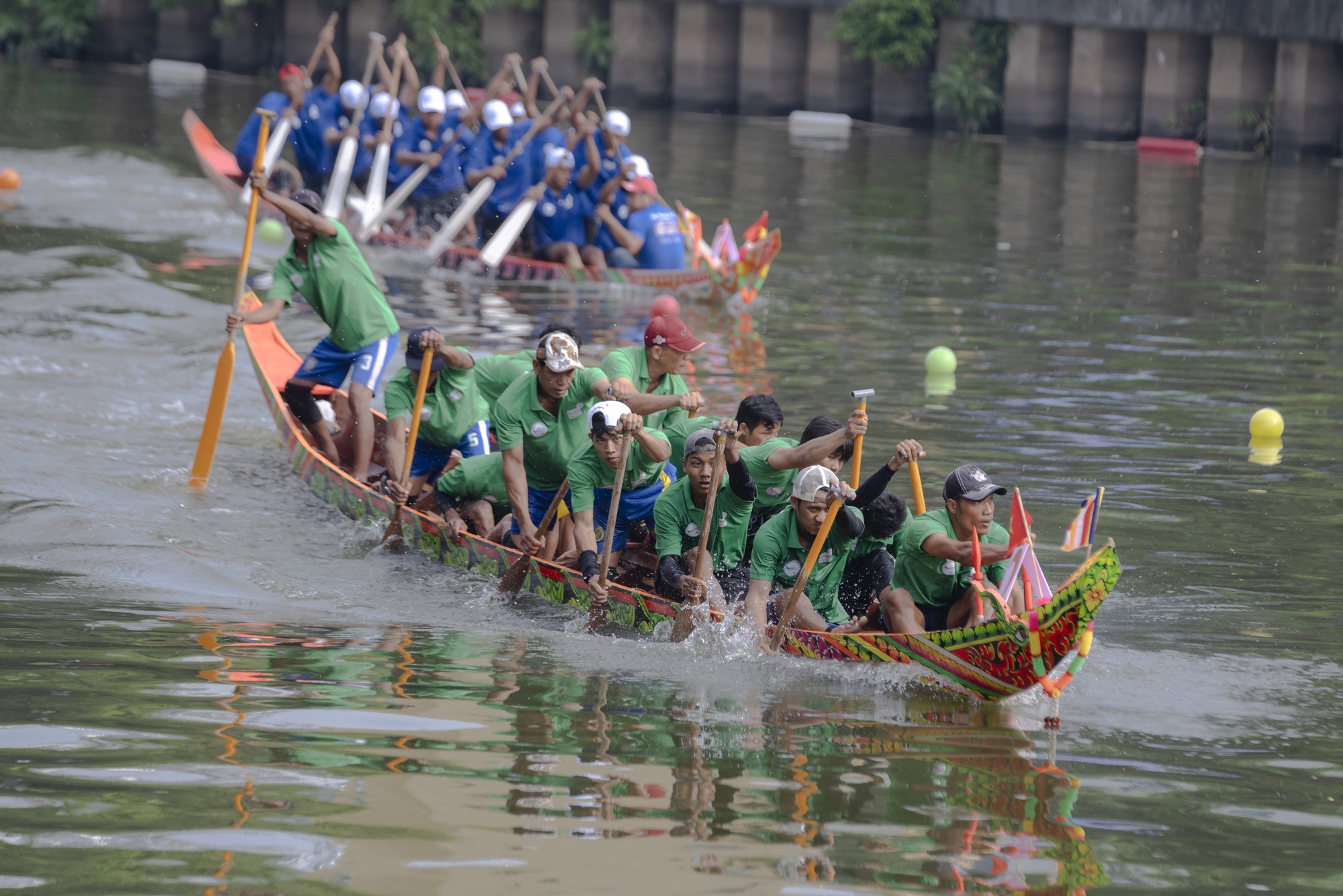 Đua ghe ngo, ẩm thực Khmer và du lịch bằng thuyền trên kênh Nhiêu Lộc - Ảnh 1.
