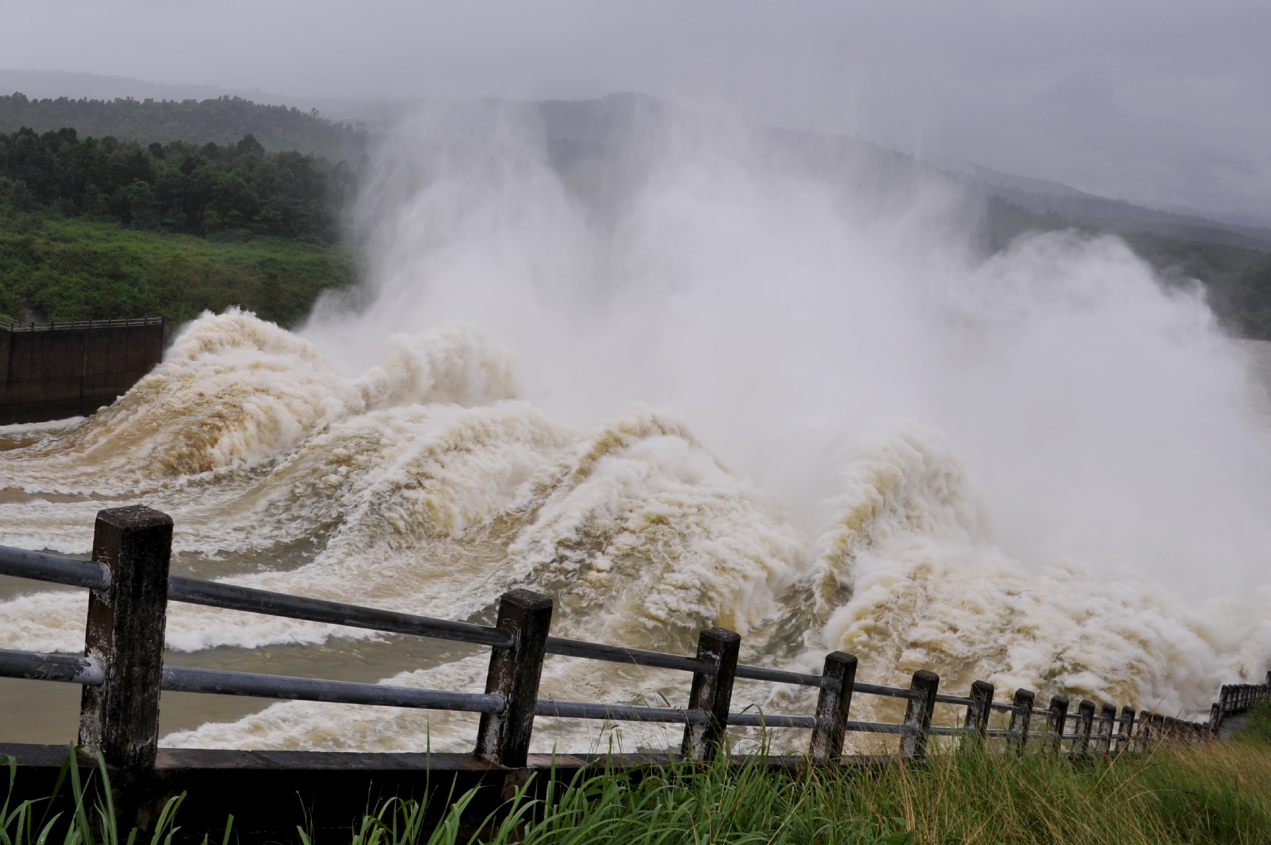 Thủy điện xả lũ kinh hoàng, hạ du ngập nặng - Ảnh 2.