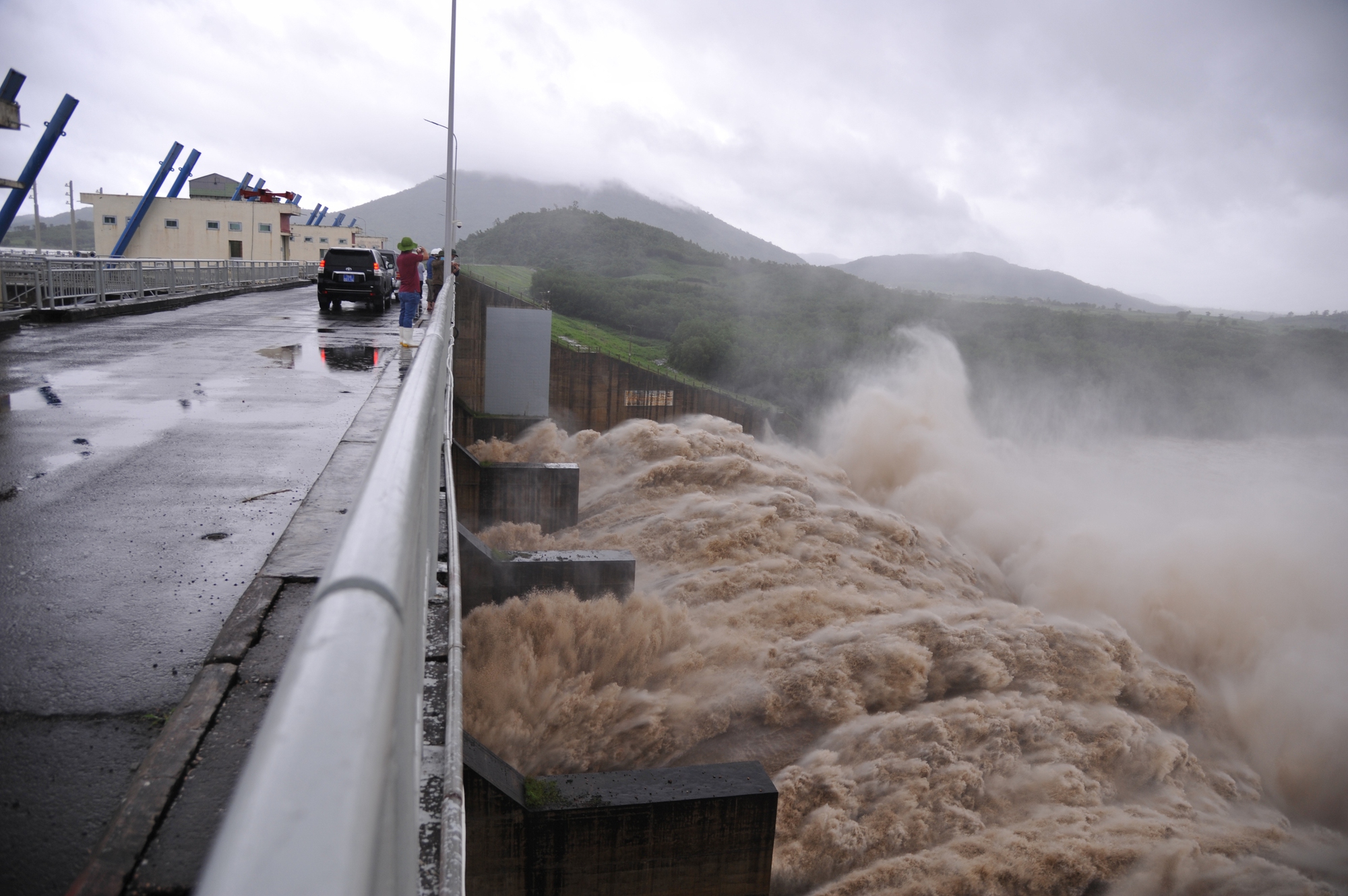 Thủy điện xả lũ kinh hoàng, hạ du ngập nặng - Ảnh 3.