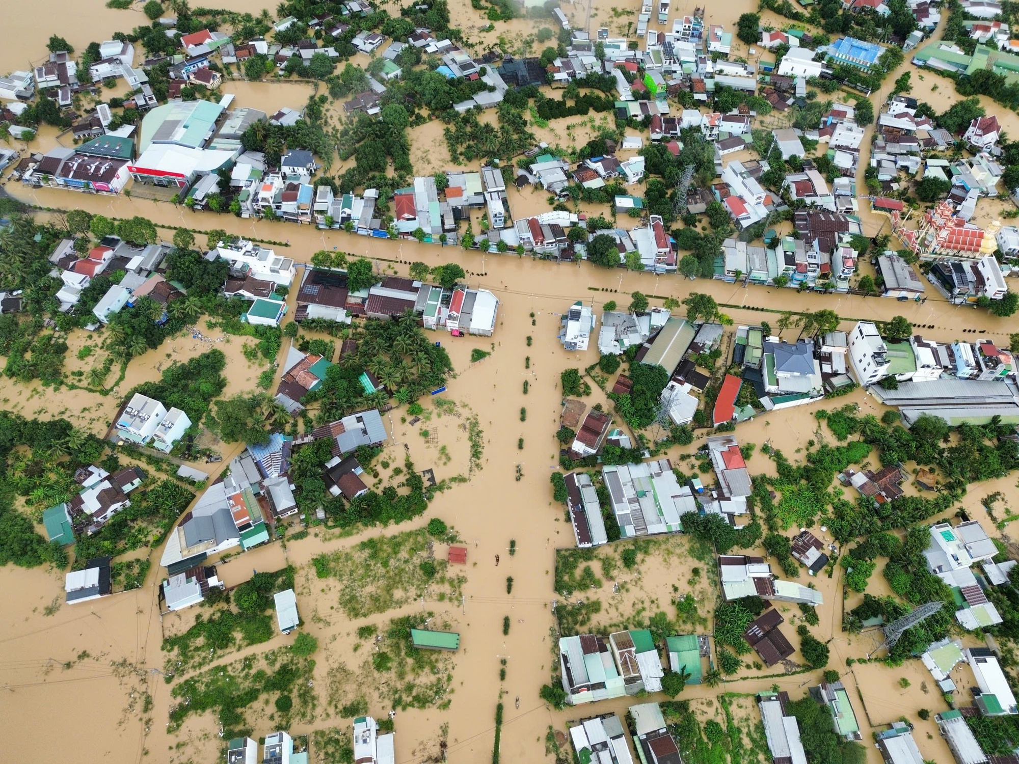 Nha Trang mênh mông biển nước vì lũ chồng lũ - Ảnh 7.