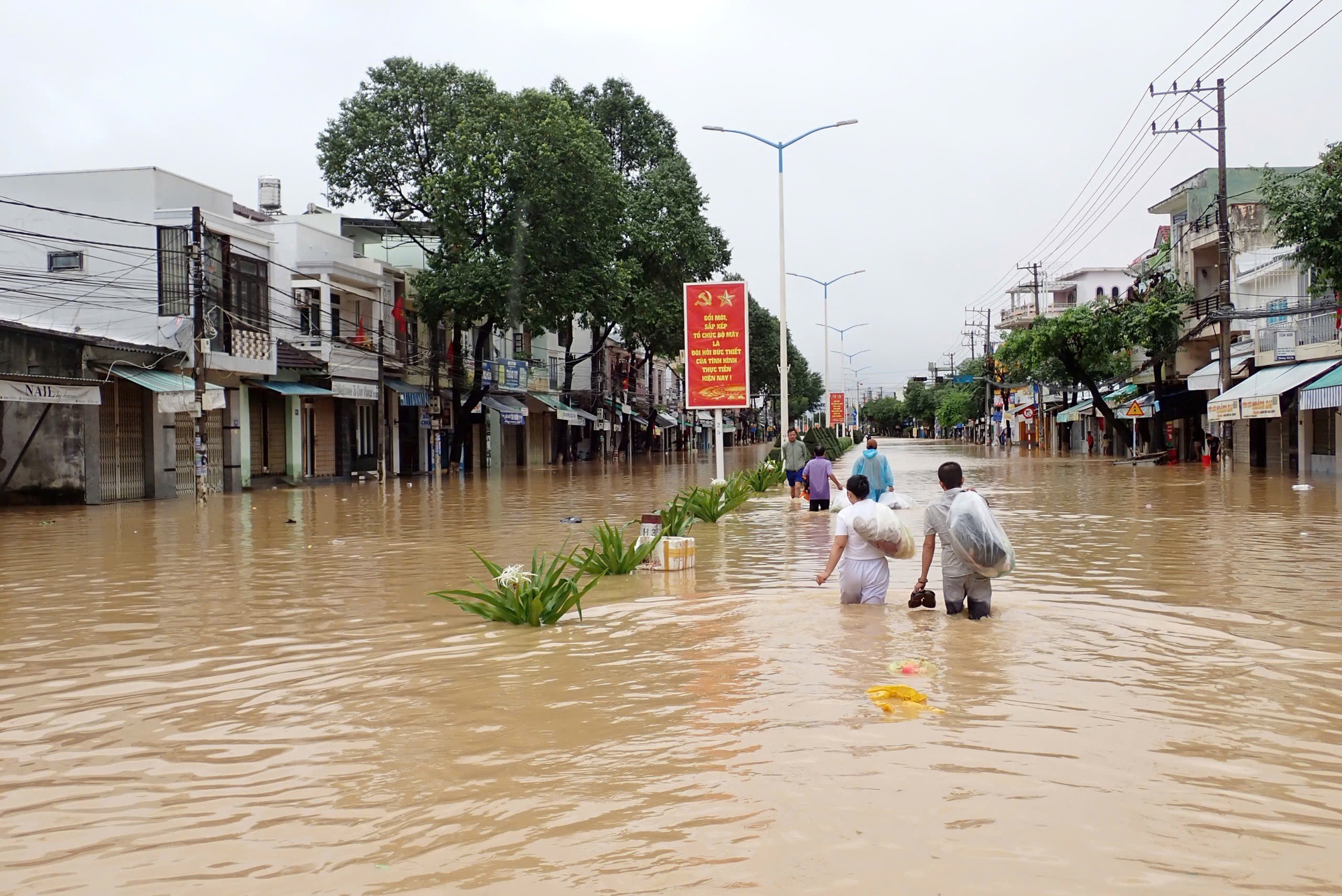Nha Trang mênh mông biển nước vì lũ chồng lũ - Ảnh 9.