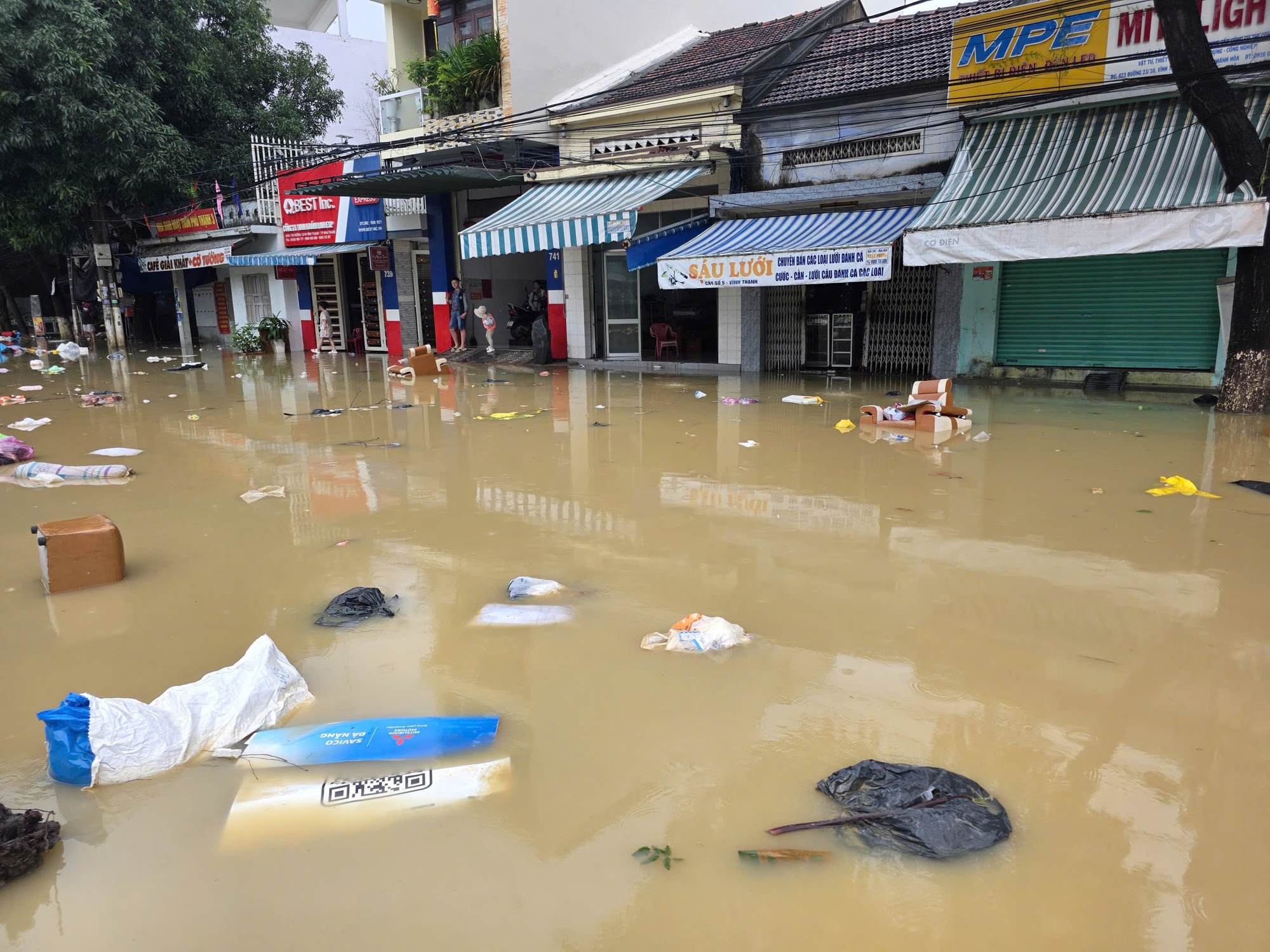 Nha Trang mênh mông biển nước vì lũ chồng lũ - Ảnh 8.