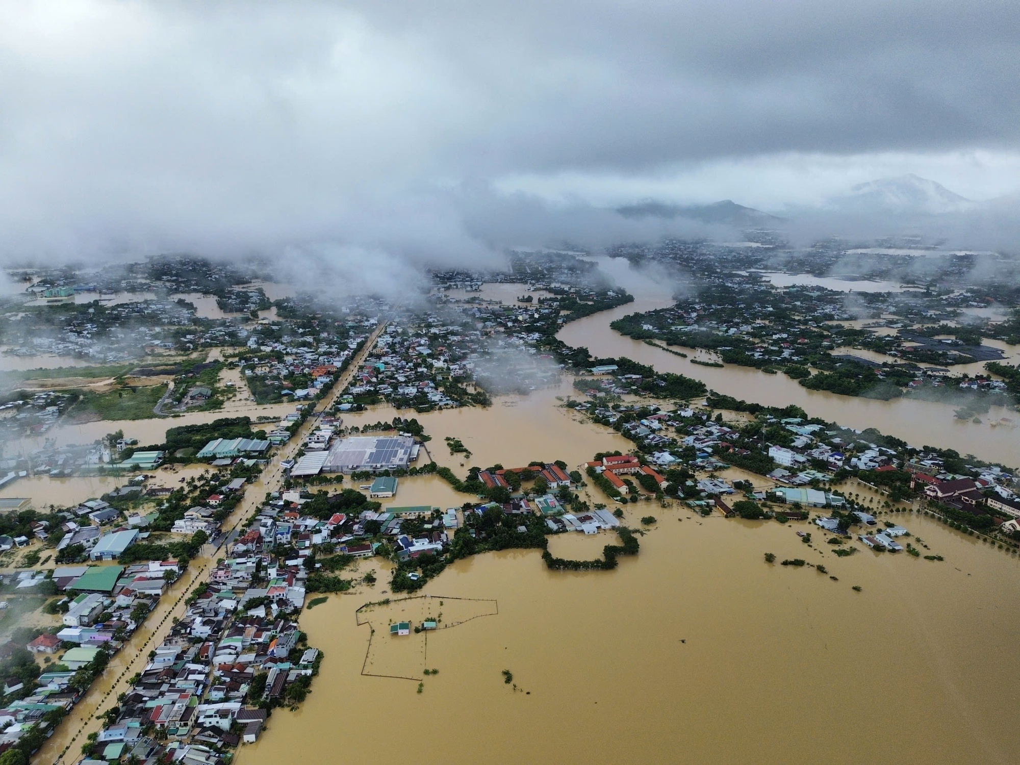 Nha Trang mênh mông biển nước vì lũ chồng lũ - Ảnh 2.
