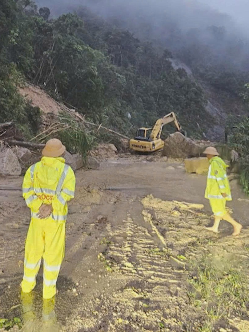 Lâm Đồng: CSGT giải cứu 20 người mắc kẹt giữa đèo Khánh Lê