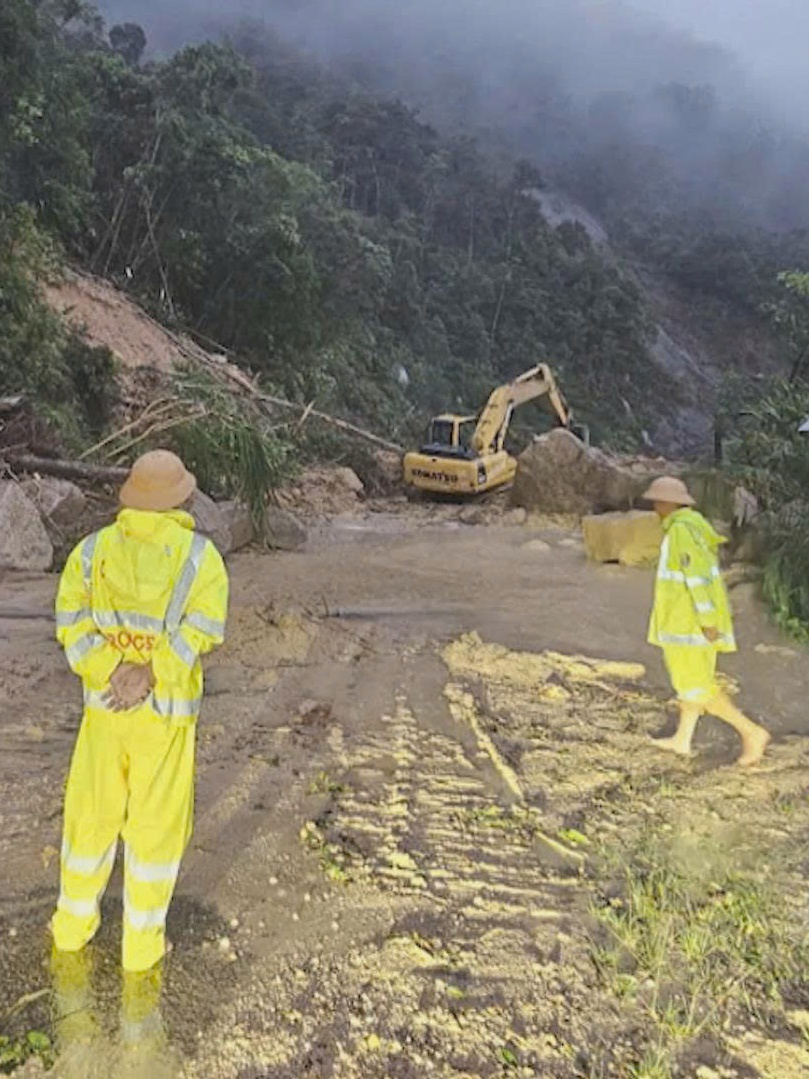 Lâm Đồng: Cảnh sát giao thông giải cứu 20 người mắc kẹt giữa đèo Khánh Lê