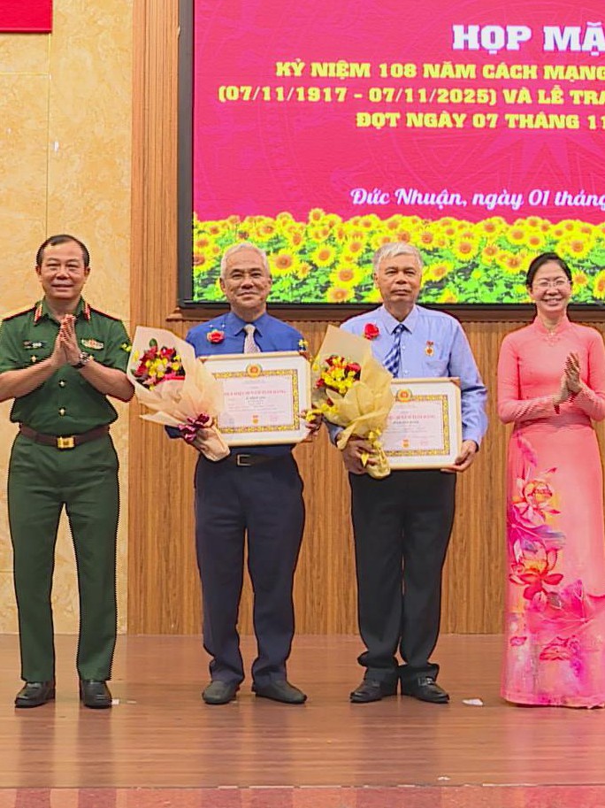 Phường Đức Nhuận trao Huy hiệu Đảng đợt 7/11/2025 và ra mắt Câu lạc bộ Võ thuật Ban Chỉ huy Quân sự