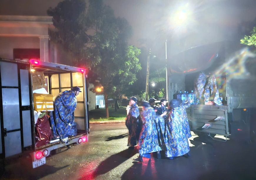 Hơn 300 cán bộ, chiến sĩ Hải quân cơ động giúp nhân dân trong đêm - Ảnh 1.