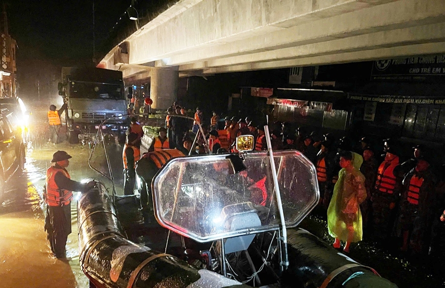 Hơn 300 cán bộ, chiến sĩ Hải quân cơ động giúp nhân dân trong đêm - Ảnh 2.