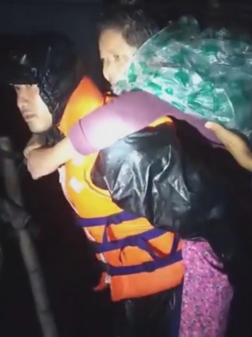 Gần 400 cán bộ, chiến sĩ Vùng 4 Hải quân xuyên đêm giúp nhân dân trong mưa lũ