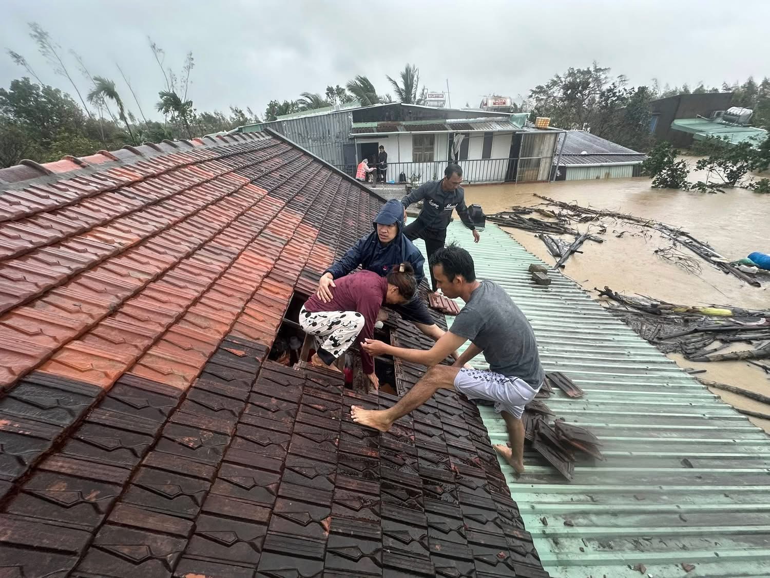 Mưa lũ lịch sử ở Gia Lai: Nhiều nơi vẫn bị chia cắt - Ảnh 3.